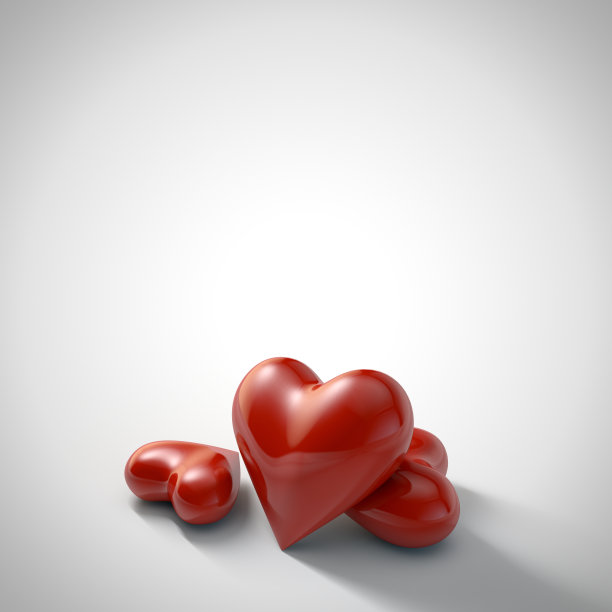 白色背景上孤立的红心图片下载