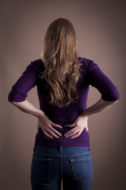 女性的背部疼痛图片下载