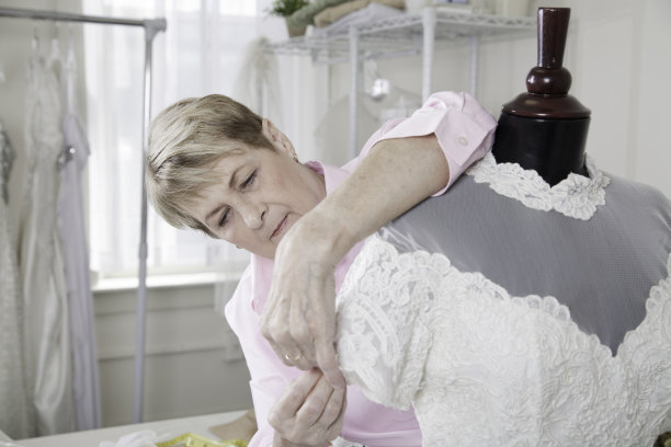 专心工作的女人图片下载