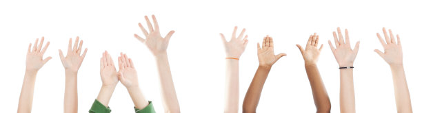 孩子们的手伸向空中，孤立在白色图片下载