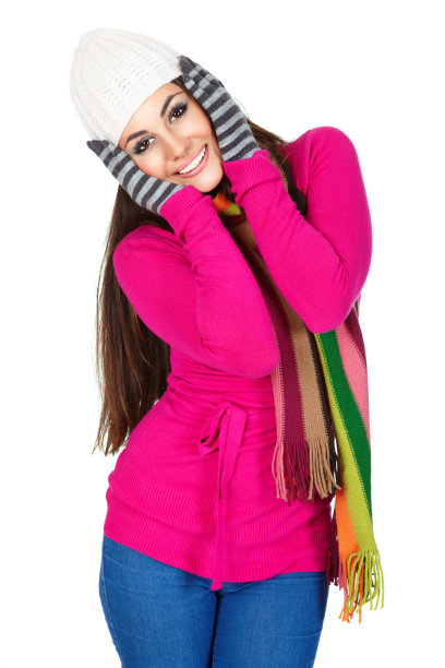 肖像快乐的年轻女子在冬天的外衣图片下载