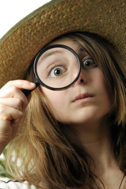 被迷住的女孩透过放大镜看图片下载