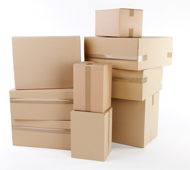 在白色背景上的一堆封闭的纸箱图片下载