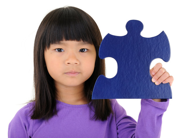 小女孩拿着蓝色拼图图片下载