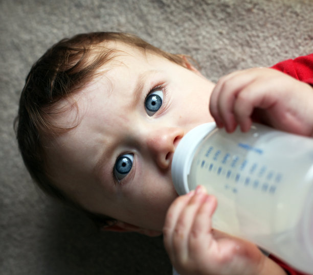 婴儿喝图片下载