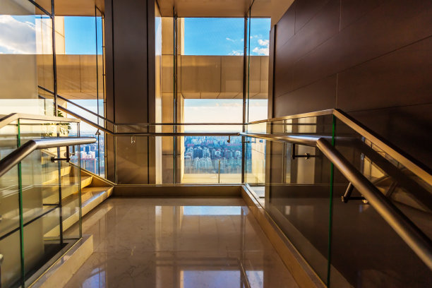 透过玻璃的城市图片下载