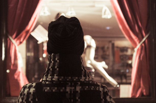 Woman in front of store window图片下载