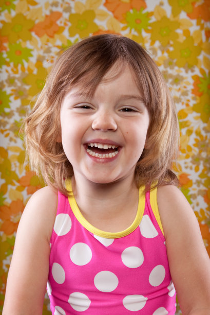 咯咯笑的小女孩穿着泳衣和复古的壁纸背景图片下载