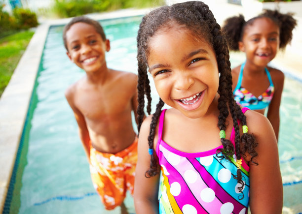 三兄弟姐妹在游泳池里玩耍的照片图片下载