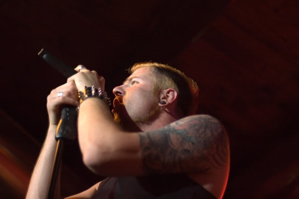 生活在舞台上图片下载