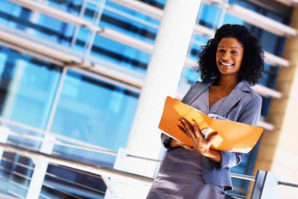 审查文件的商务女性图片下载