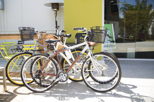 餐厅前的自行车图片下载