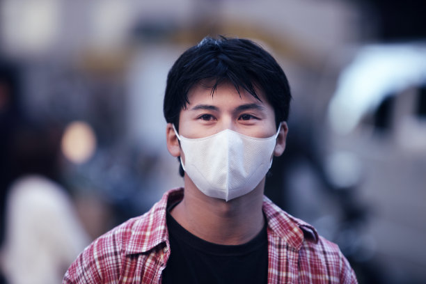 在东京自我保护的日本男子素材图片