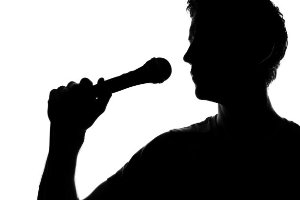 带有麦克风轮廓的男性图片下载