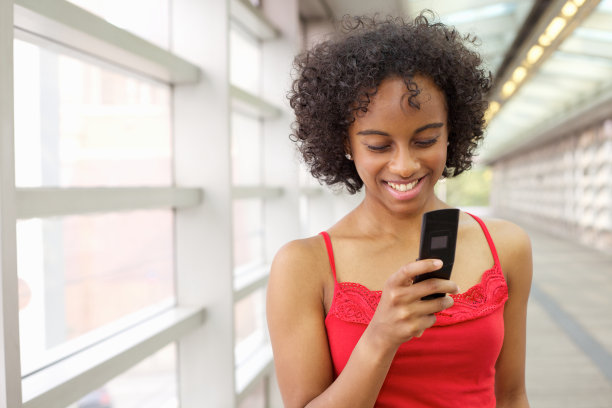 女人用手机发短信图片下载