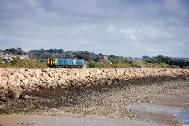 沿海轨道上的火车图片下载