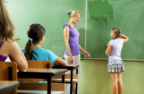 老师和一个小女孩在黑板前图片下载