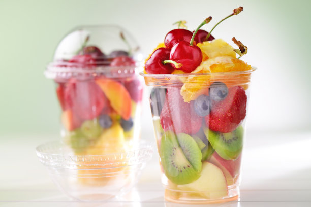 鲜果沙拉以鲜绿色为背景图片下载