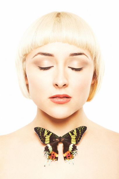 金发美女，脖子上有只蝴蝶图片下载