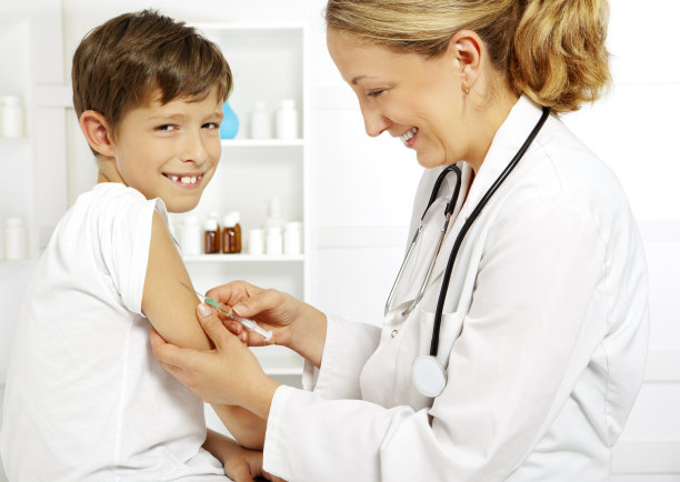 在儿科医生办公室接受疫苗的学童图片下载