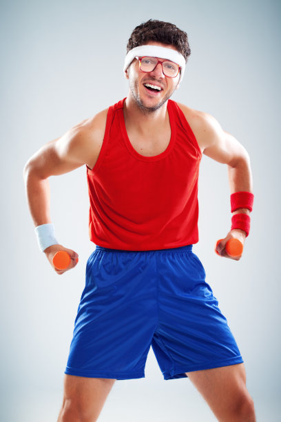 快乐有趣的运动员与小橙色重量锻炼图片下载