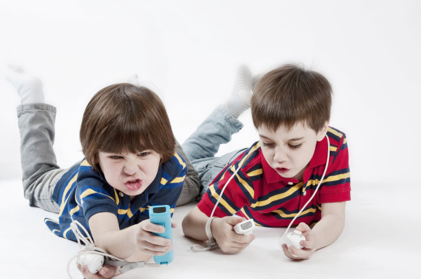 玩电子游戏。图片下载