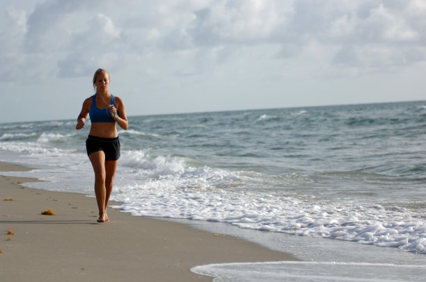 沙滩上奔跑的女孩图片下载