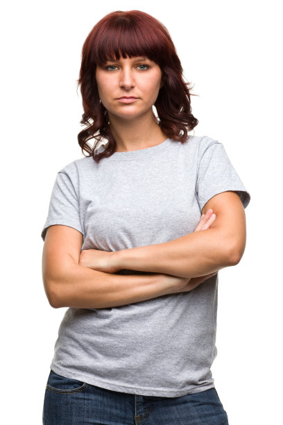严肃的年轻女子交叉双臂素材图片