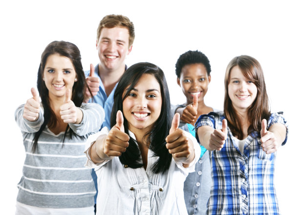 五个微笑的年轻人赞许地竖起大拇指图片下载