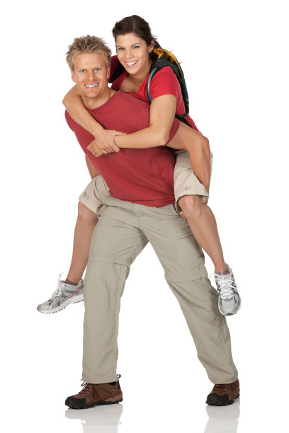 骑在男人肩膀上的女人图片下载