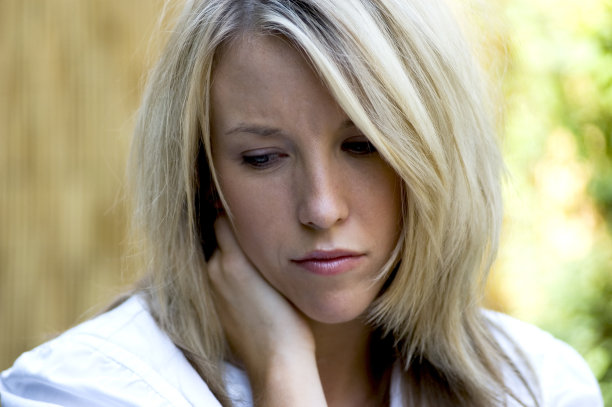 伤心的女人图片下载