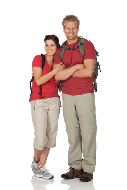一对背着背包的幸福夫妇图片下载