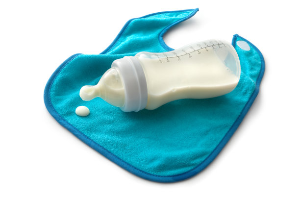 婴儿用品:蓝色围兜和奶瓶图片下载