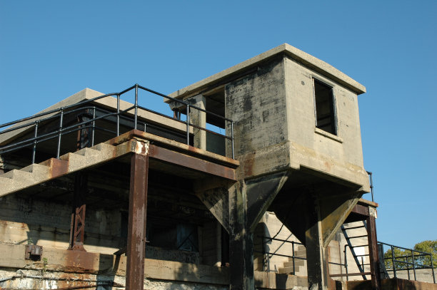 废弃的混凝土军用建筑图片下载