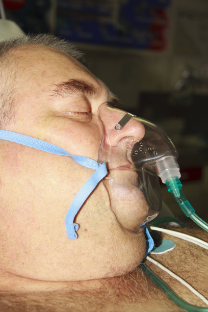 戴着氧气面罩的成熟男人图片下载