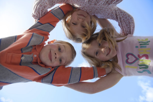 外面有三个快乐可爱的孩子图片下载