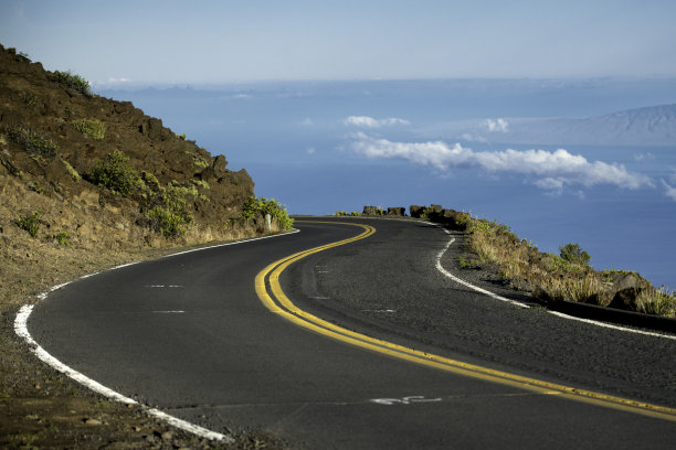 云上弯曲的山路图片下载