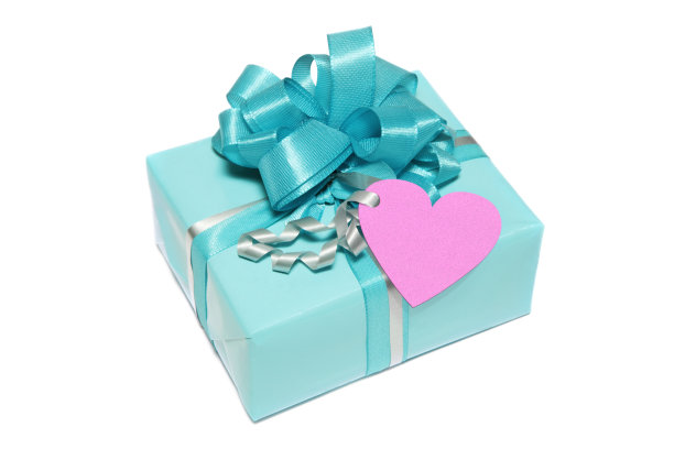 带有空白心形标签的礼物盒图片下载
