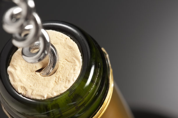 银色的开瓶器变成了酒瓶的软木塞图片下载