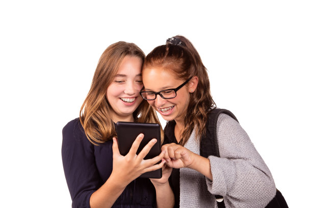 回到学校:两个十几岁的女孩在享受迷你平板电脑图片下载