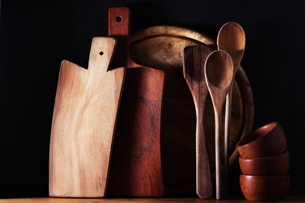 木质厨房用具，黑色背景和忧郁的灯光图片下载