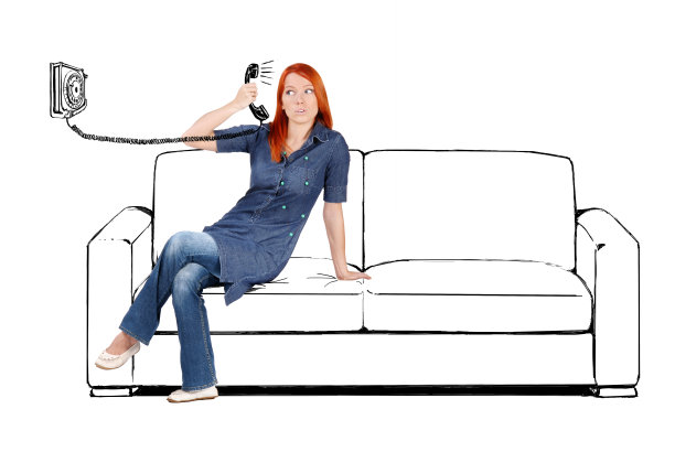 坐在沙发上的女人图片下载