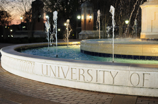 晚上大学外面的喷泉图片下载