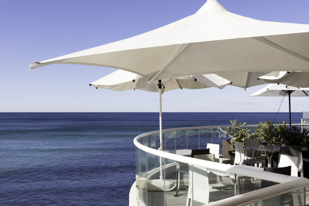 俯瞰大海的空餐厅素材图片