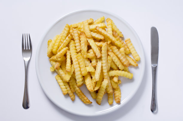 盘子的薯条或薯条刀和叉白色背景图片下载