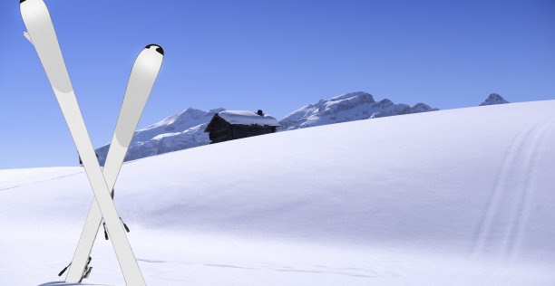 滑雪板在雪地里交叉图片下载