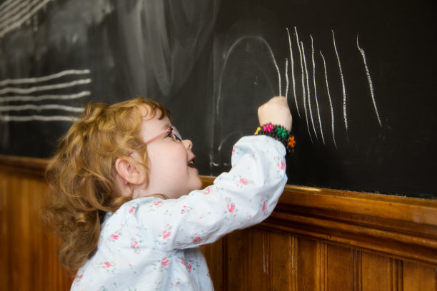 可爱的孩子在黑板上写自己的名字图片下载