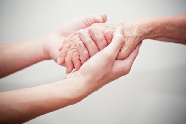 用双手握住老人的手图片下载