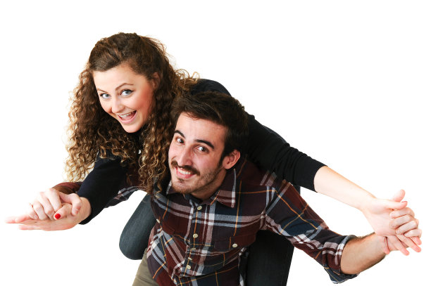 背着微笑的年轻夫妇图片下载