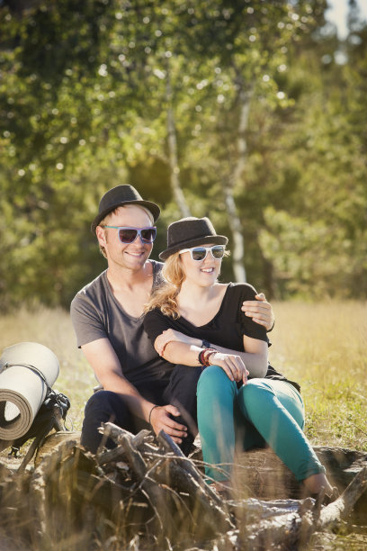 幸福的夫妇露营图片下载